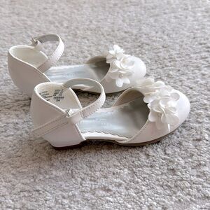 Smart Fit Girls White Dress Shoes, Small Heel, Flower Detail, Worn Once - Size 6